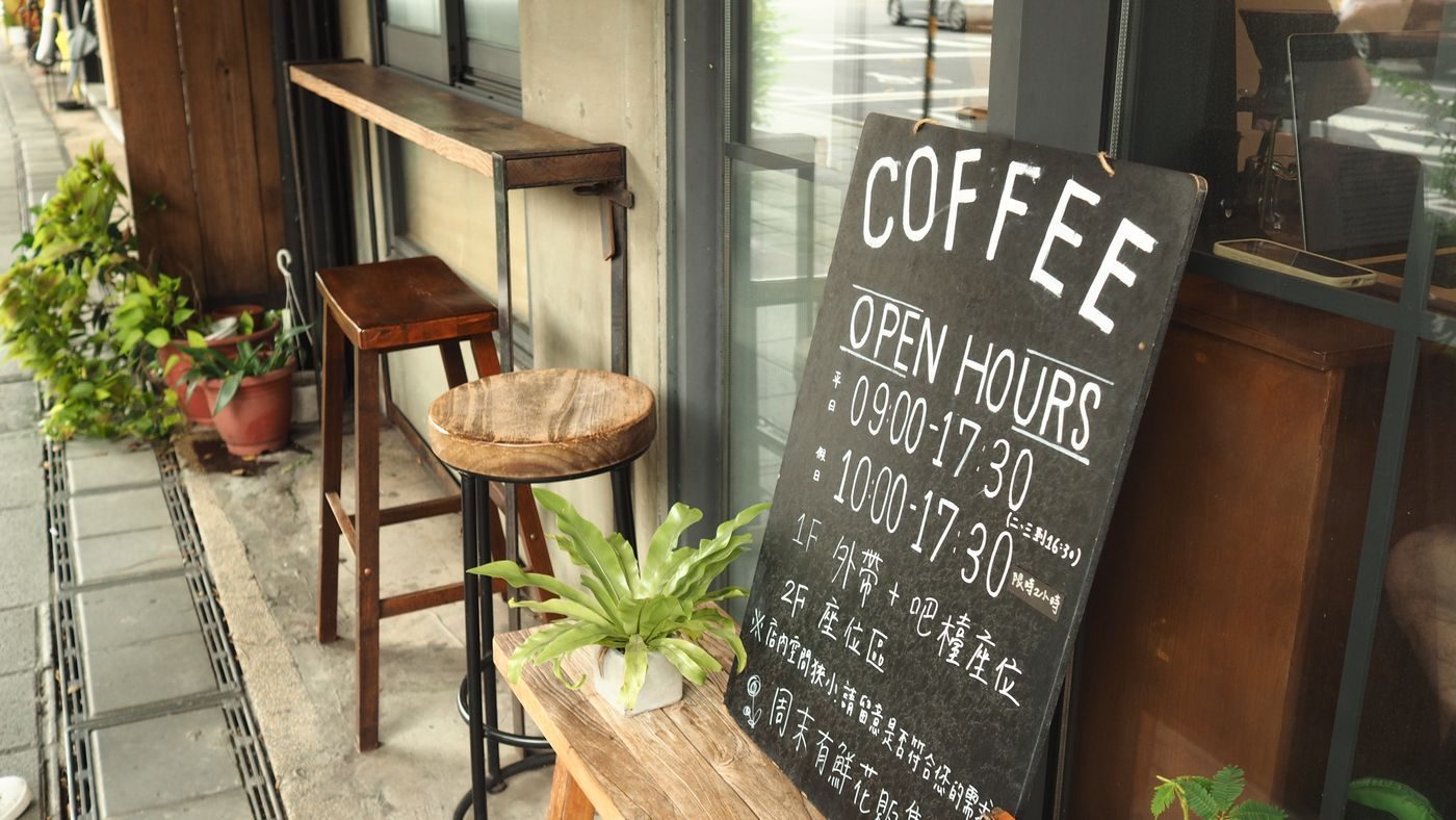 Chevalet ardoise posé à l'entrée d'un café