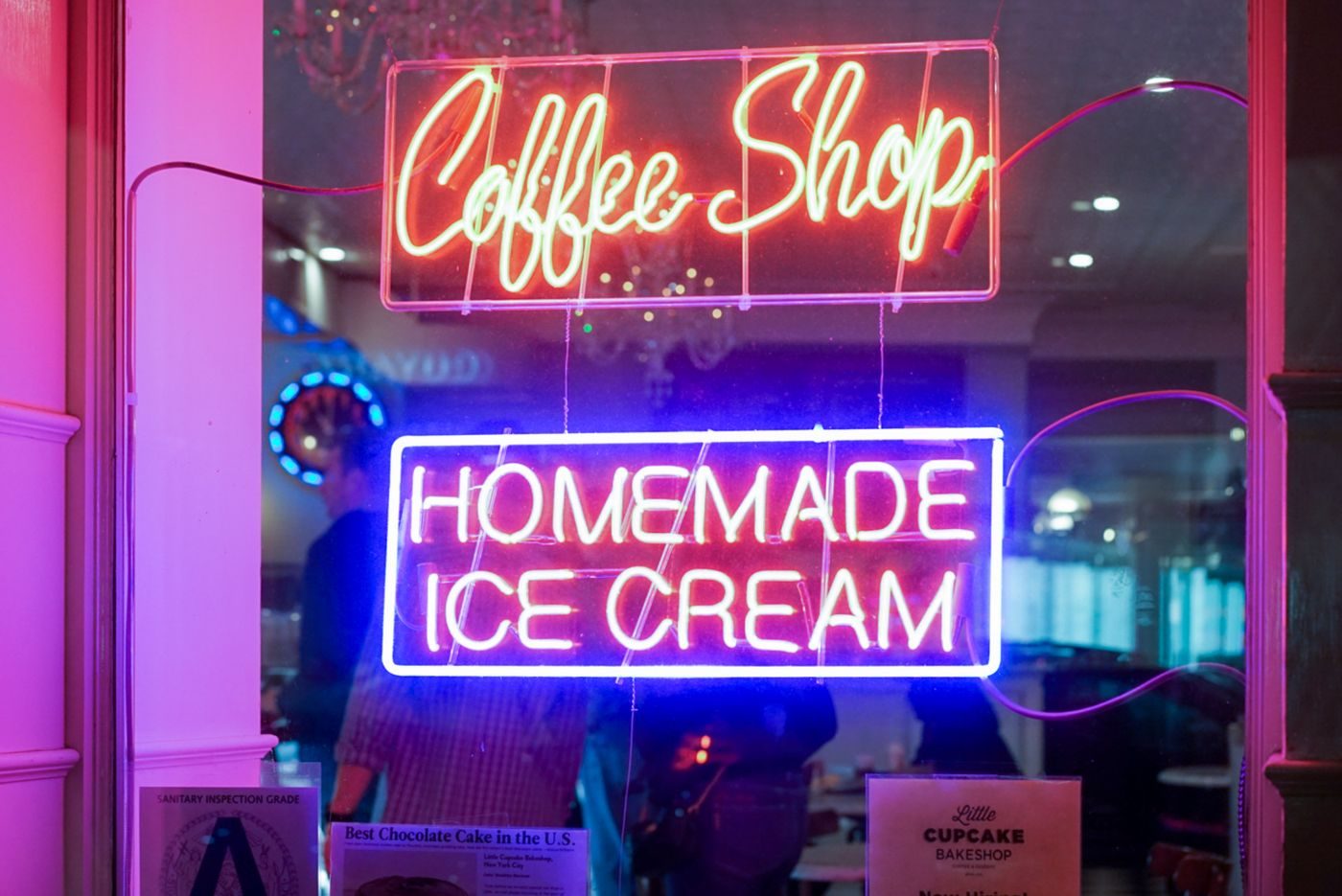 Enseignes néon Coffee Shop et Homemade Ice Cream en vitrine