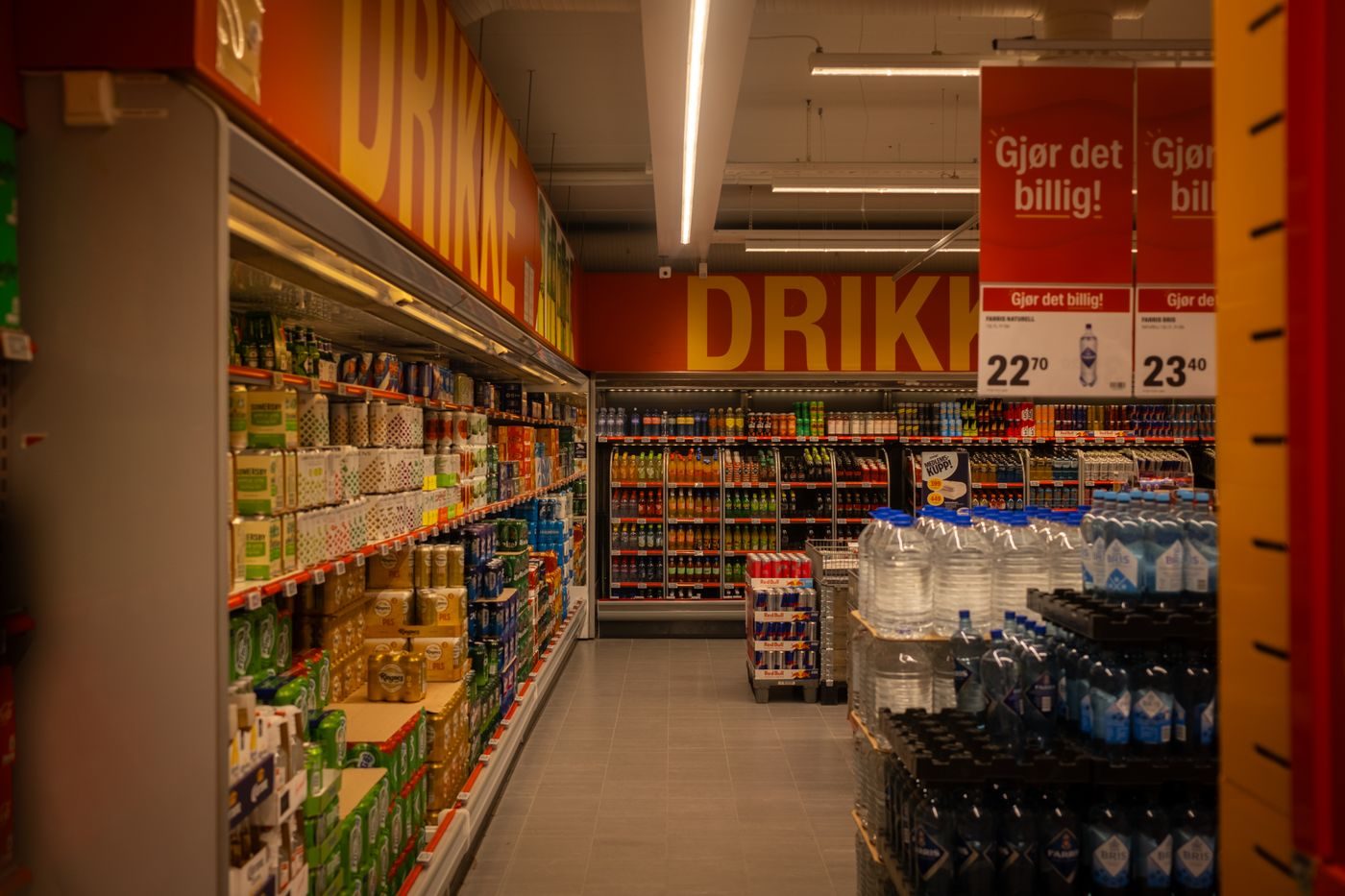 Rayon de boissons avec PLV et têtes de gondole en promotion