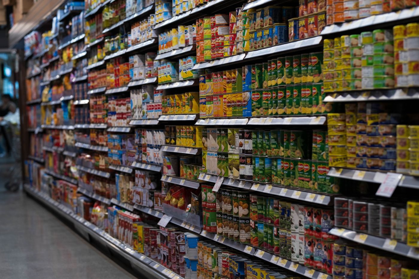 Rayons en gondole d'un magasin en libre-service