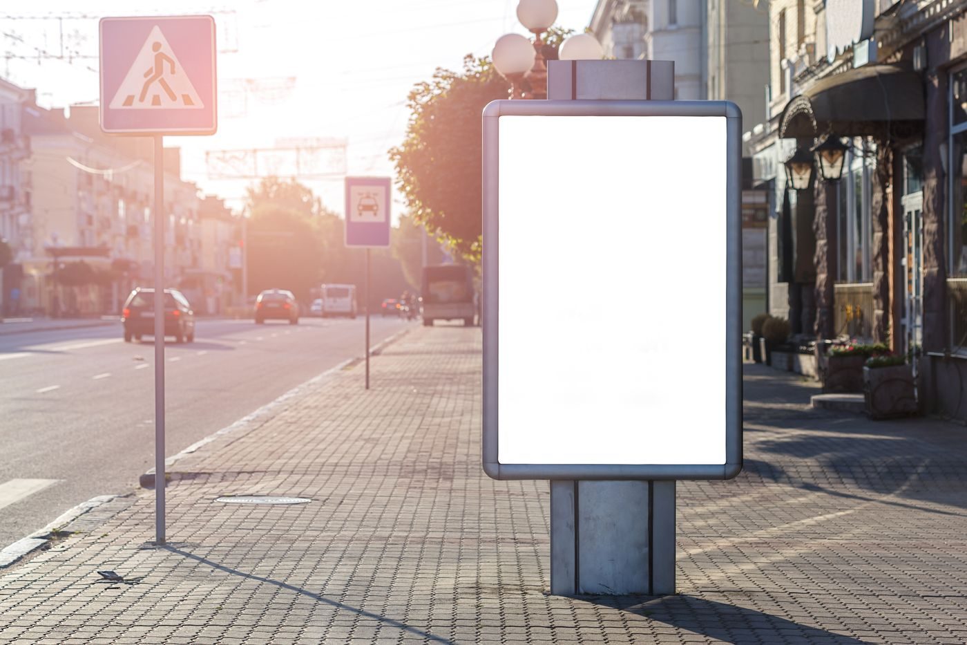 Panneau publicitaire vierge sur mobilier urbain d'une rue
