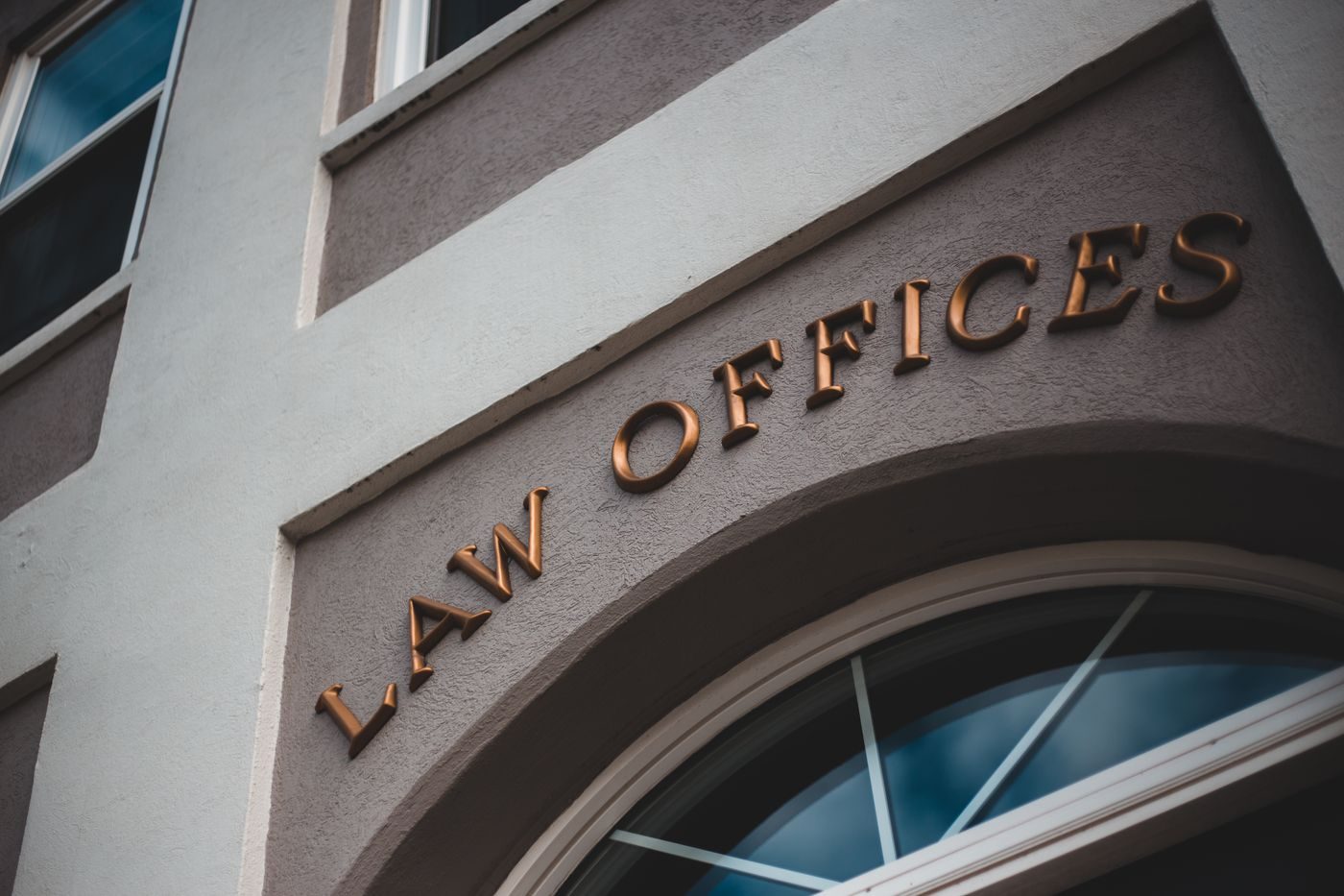 Lettres en laiton Law Offices sur la façade d'un cabinet
