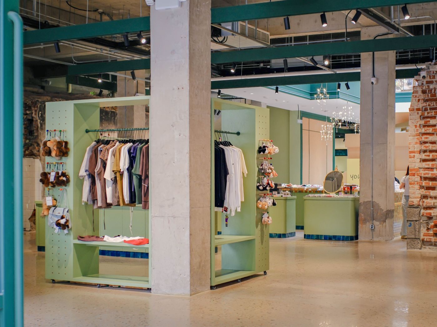 Meubles et présentoirs dans une boutique moderne