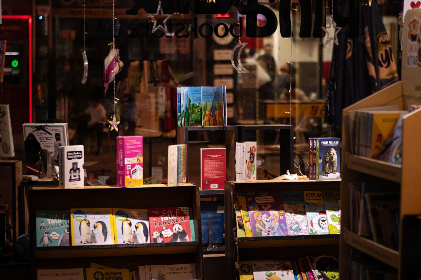 Présentoir à livres exposant des couvertures colorées
