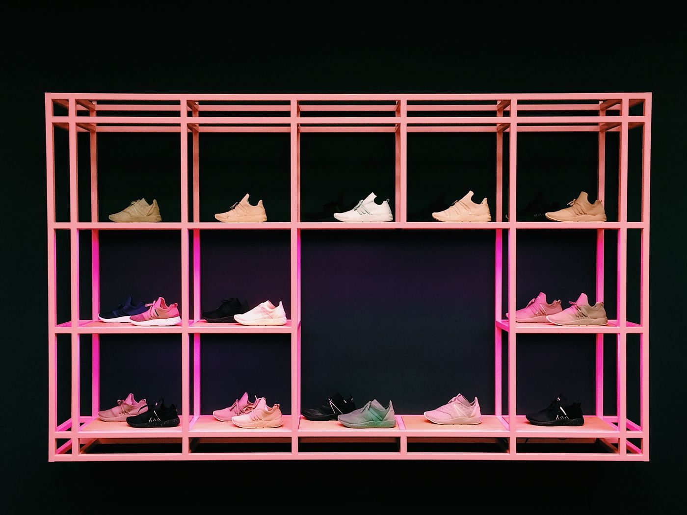 Baskets colorées mises en scène sur un présentoir