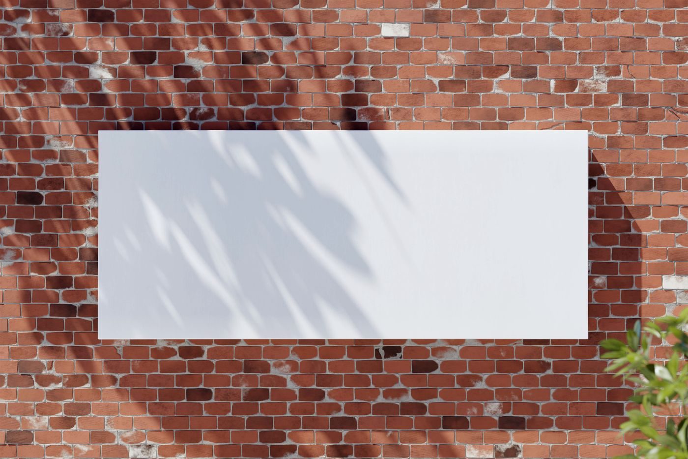 Grande bâche imprimée tendue sur un mur de briques
