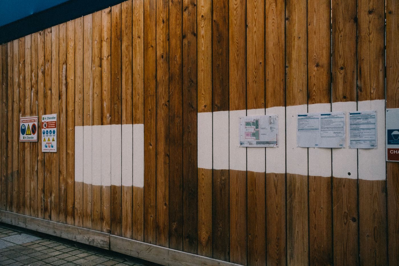 Palissade de chantier avec affichage du permis et consignes de sécurité