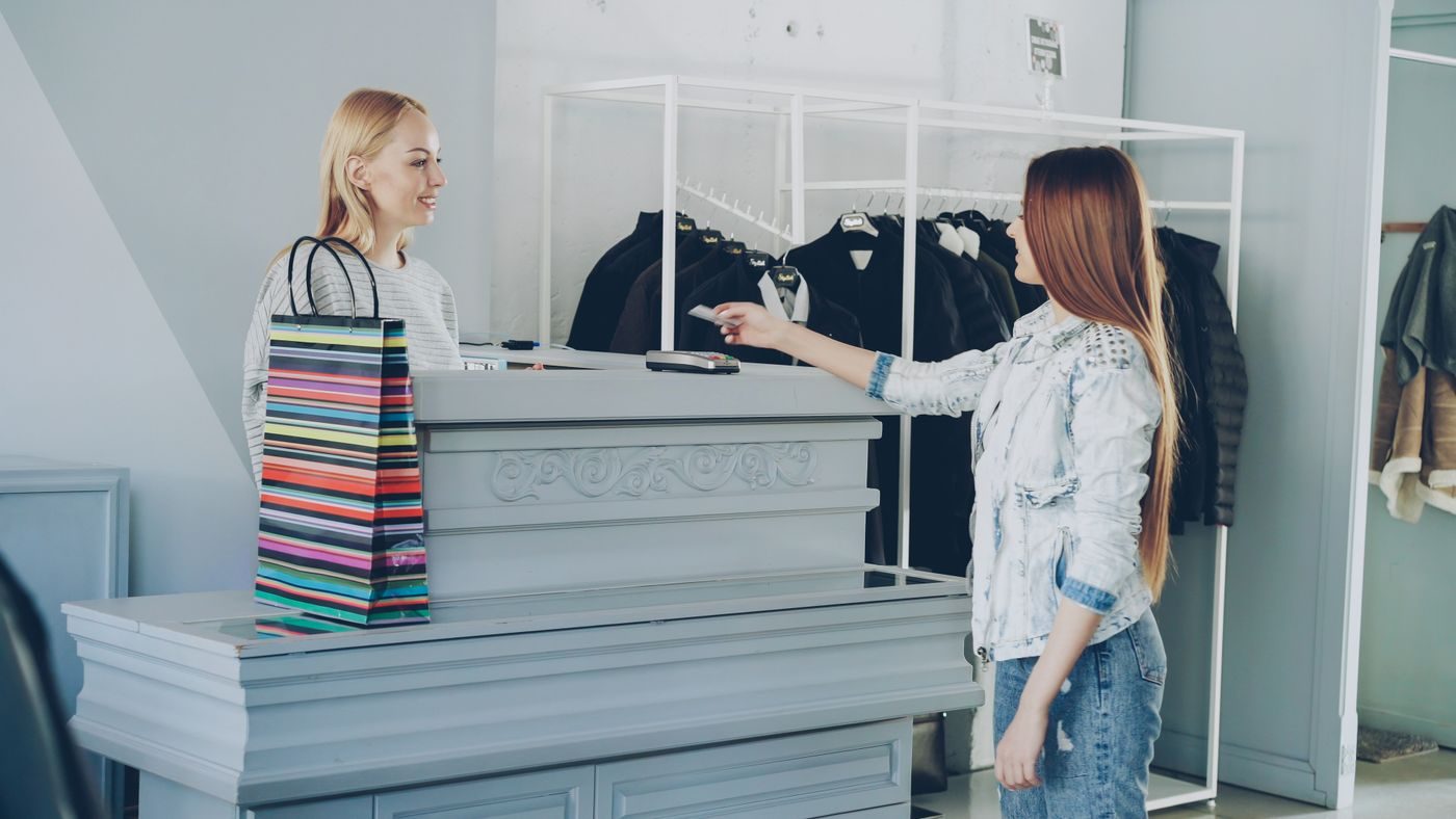 Paiement par carte à un comptoir de caisse de boutique
