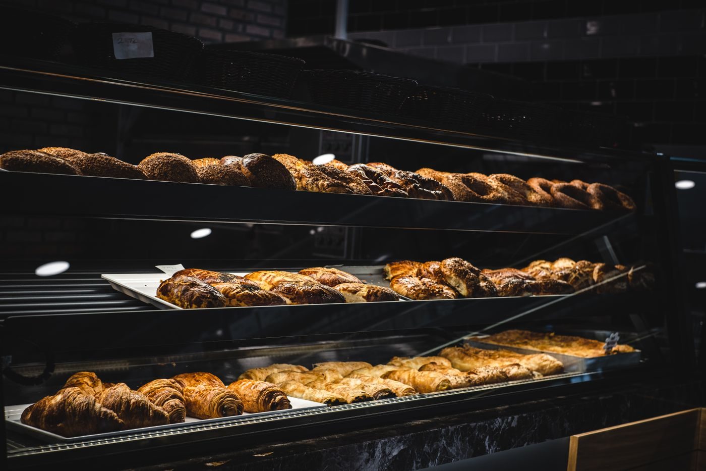 Comptoir vitrine de boulangerie garni de viennoiseries