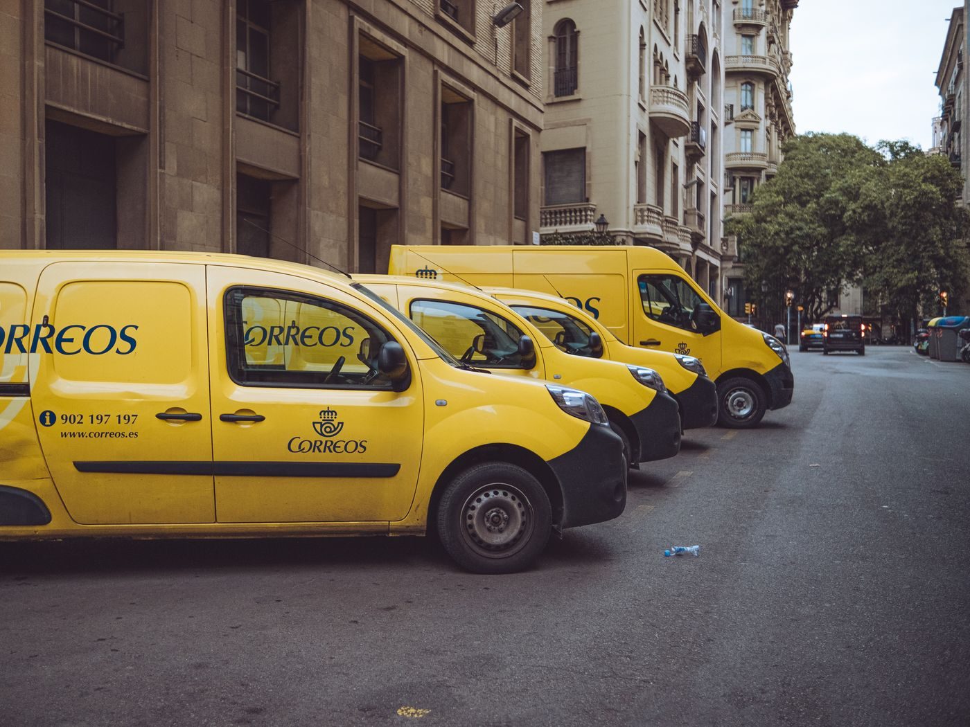 Utilitaires jaunes marqués aux couleurs d'une entreprise