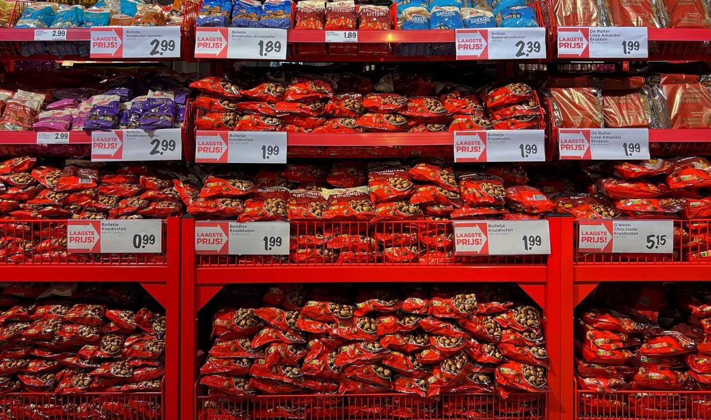 Rayon de magasin balisé avec étiquettes de prix