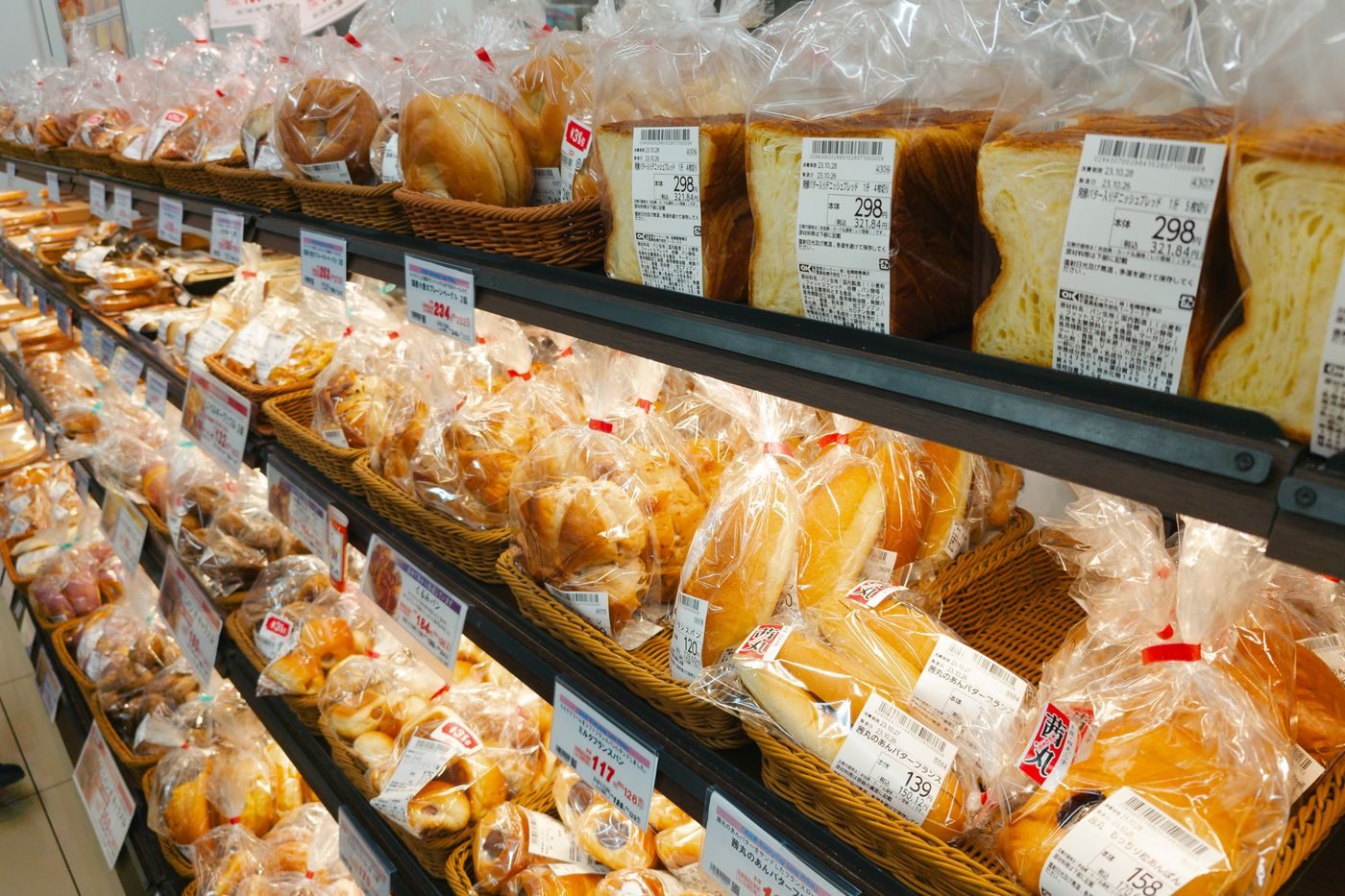 Produits et prix affichés sur le bord d'une étagère de magasin