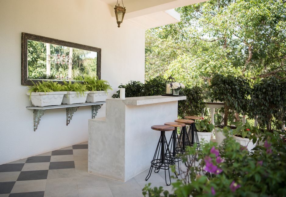 Bar de terrasse avec tabourets hauts pour consommer debout