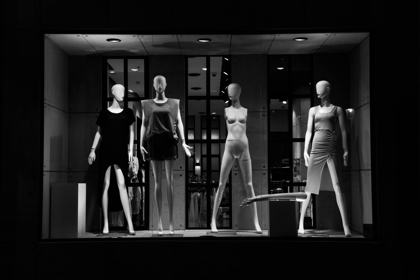 Groupe de mannequins composant une scène de vitrine