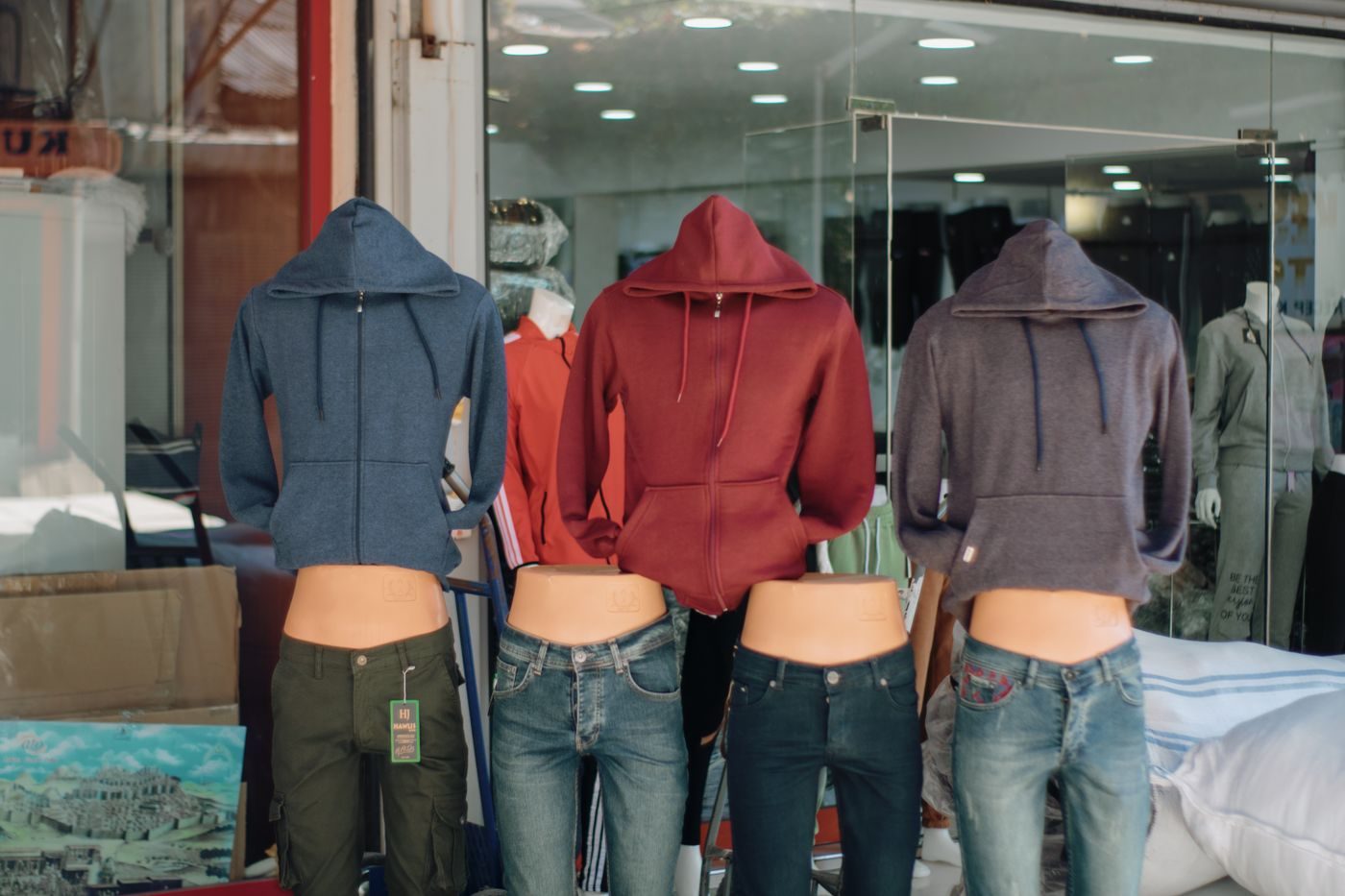 Mannequins présentant des vêtements dans un magasin