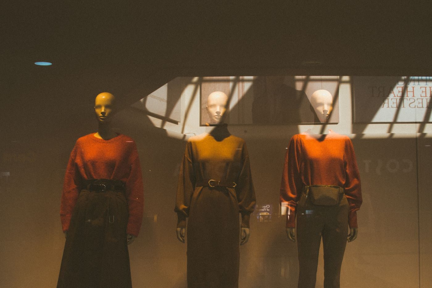 Mannequins habillés dans une vitrine de boutique