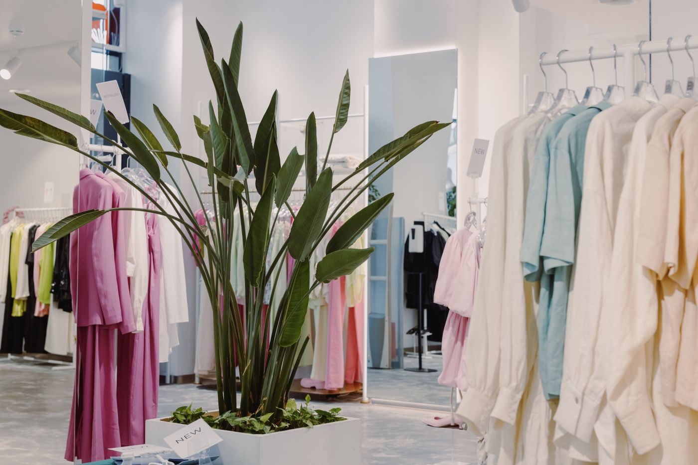 Portants à vêtements dans une boutique lumineuse