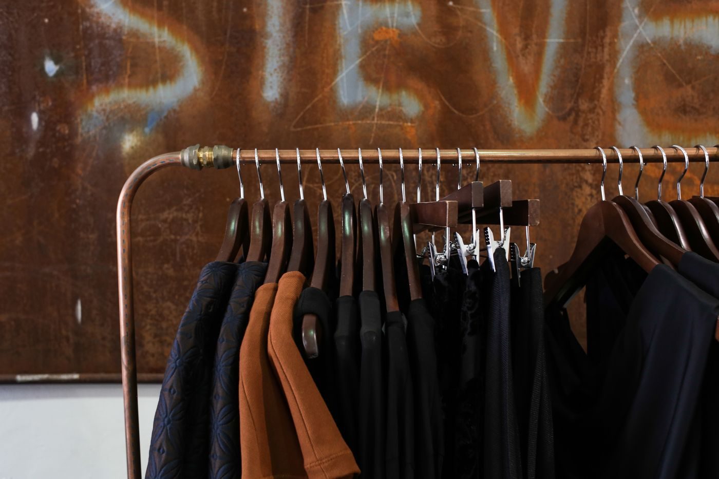 Portant à vêtements design en métal cuivré avec cintres en bois