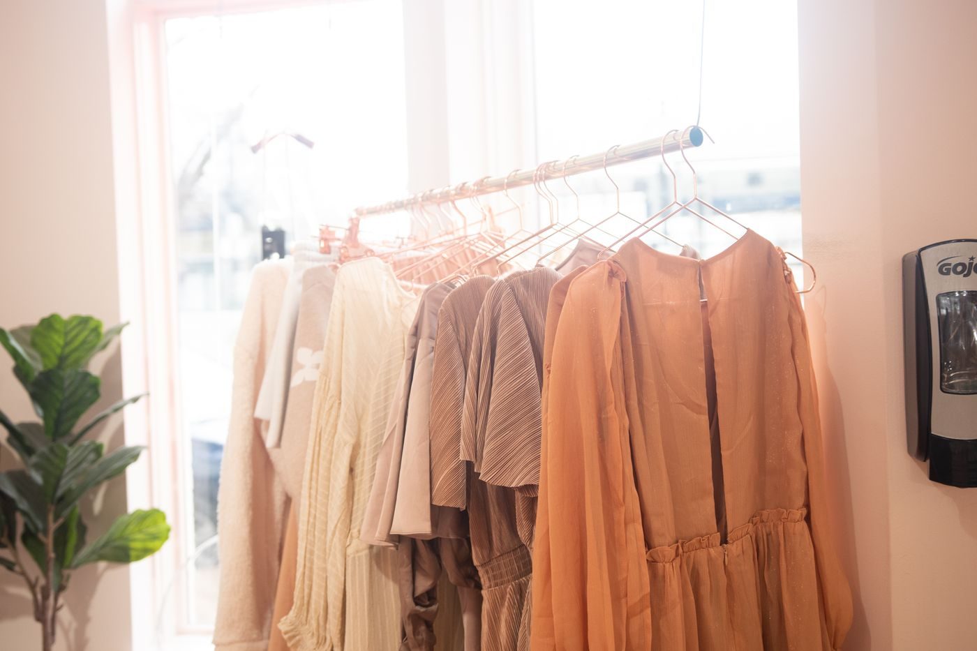 Robes présentées sur un portant dans une boutique