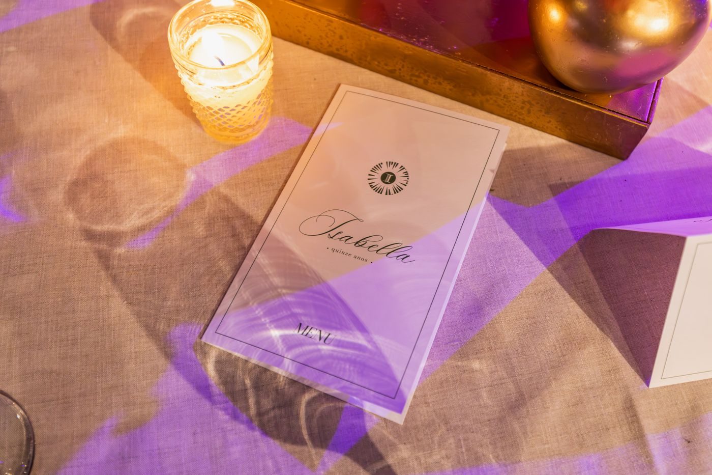 Carte présentée dans un protège-menu sur une table de restaurant